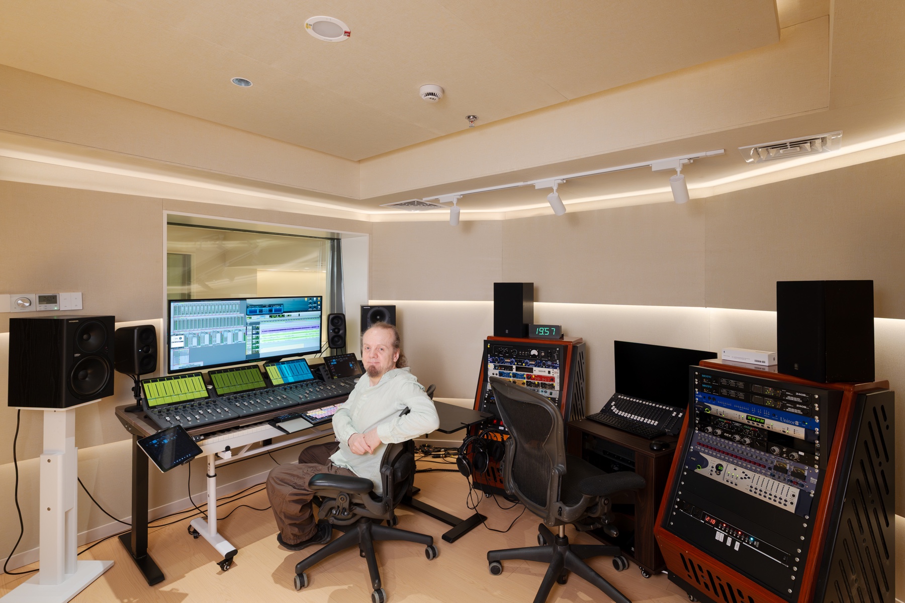 Luca Bignardi 在 Studio B 控制室