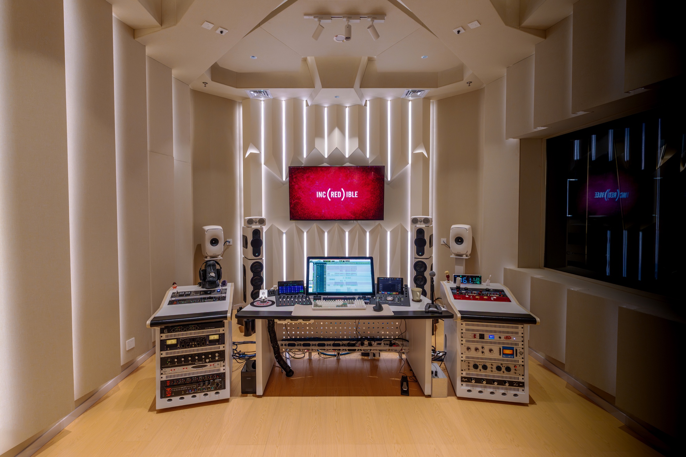以黑色边缘自然融入页面的 Studio R 观察窗与控制室前墙