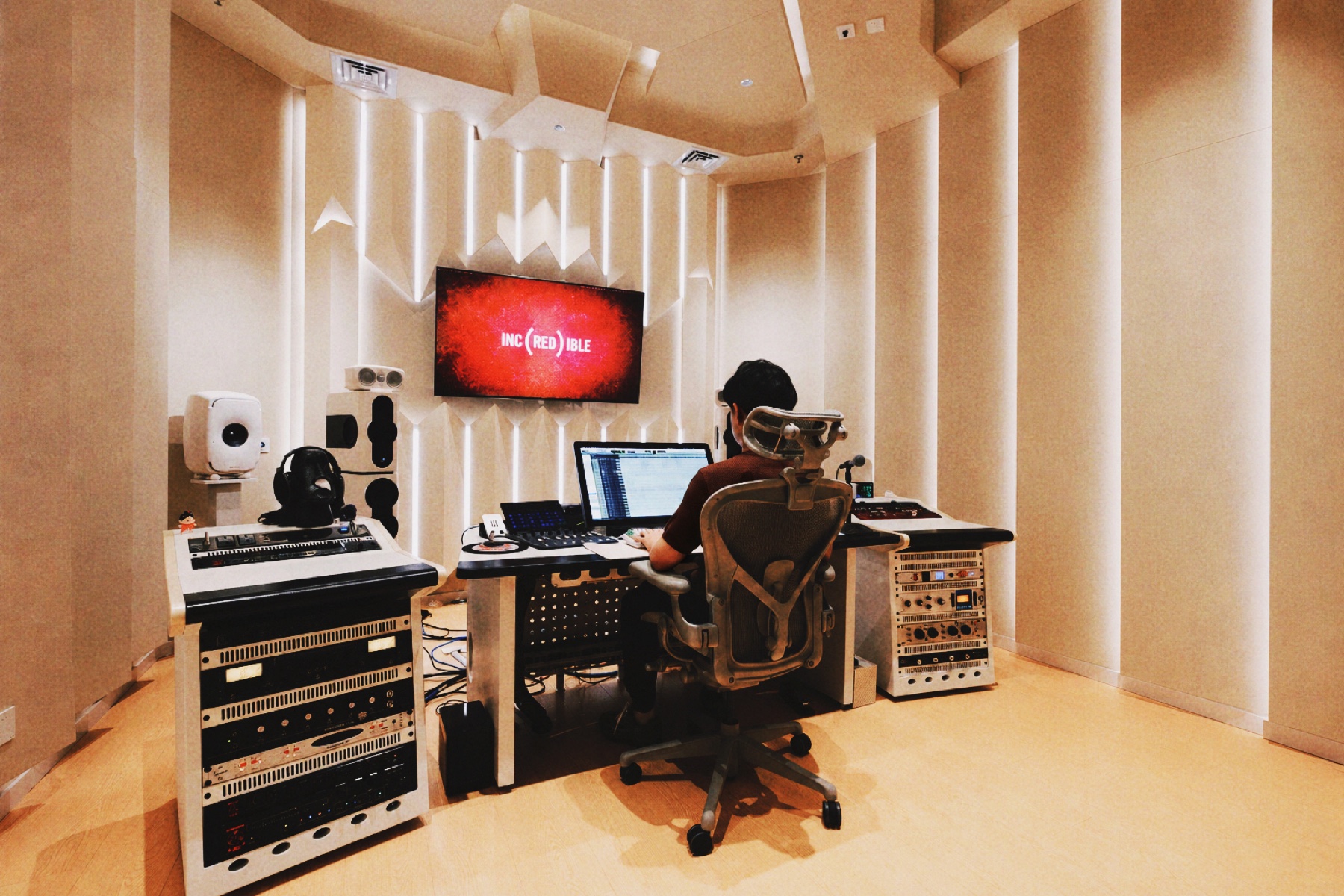 刘思宇（小红）在 REDLIGHT STUDIO 的控制室工作