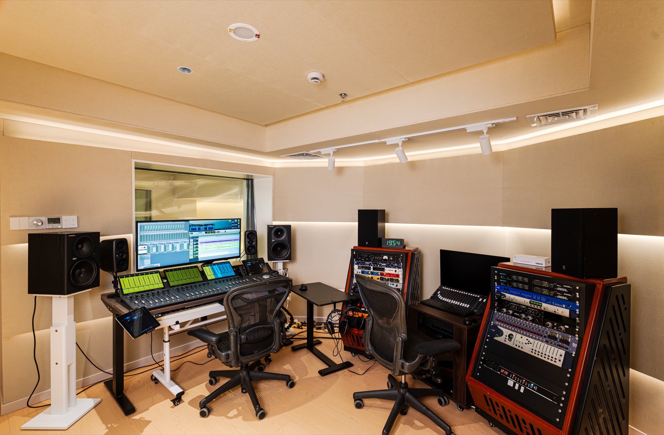 Studio B 控制室与监听工作位