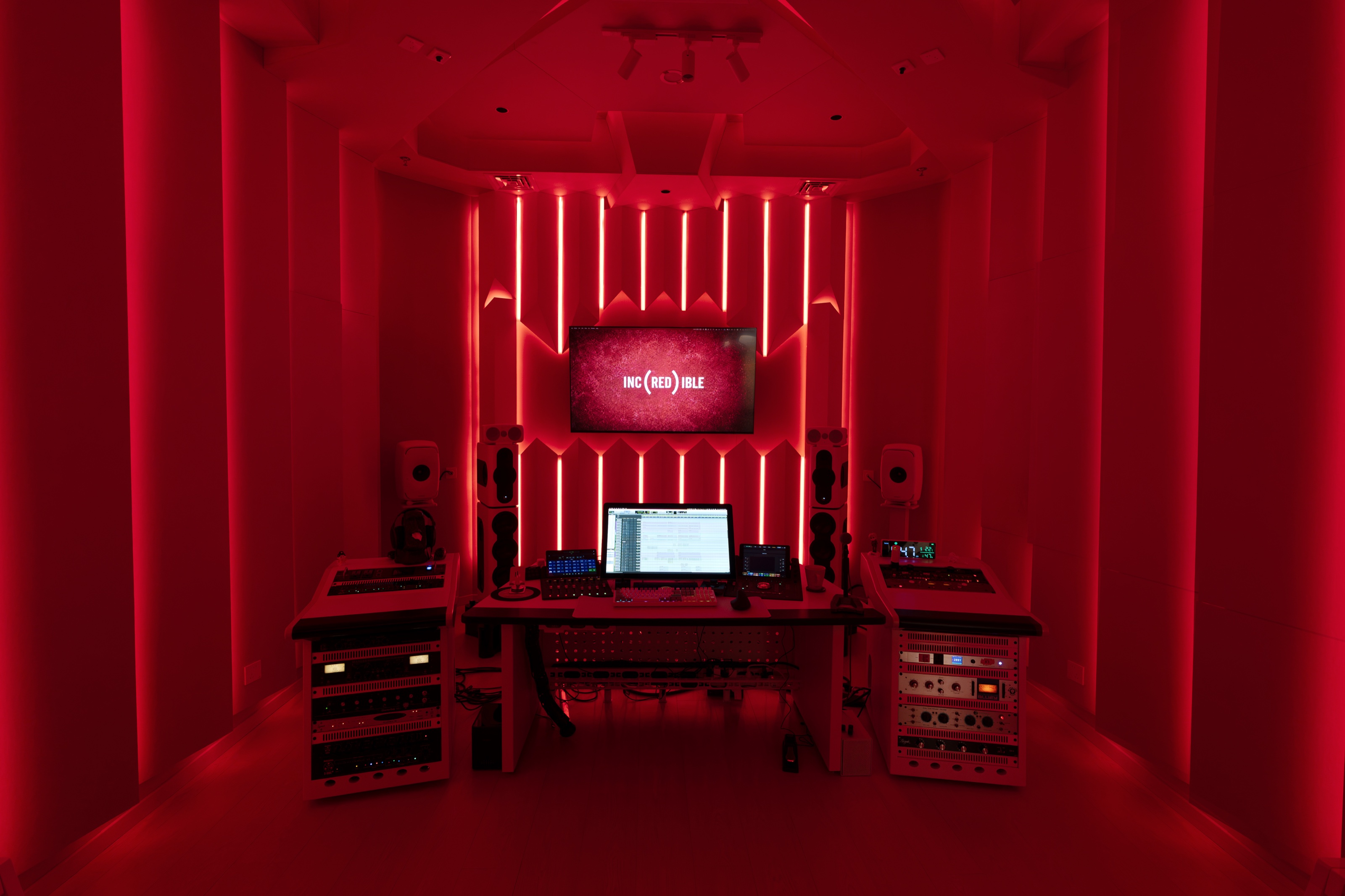 红色灯带录音状态下的 Studio R